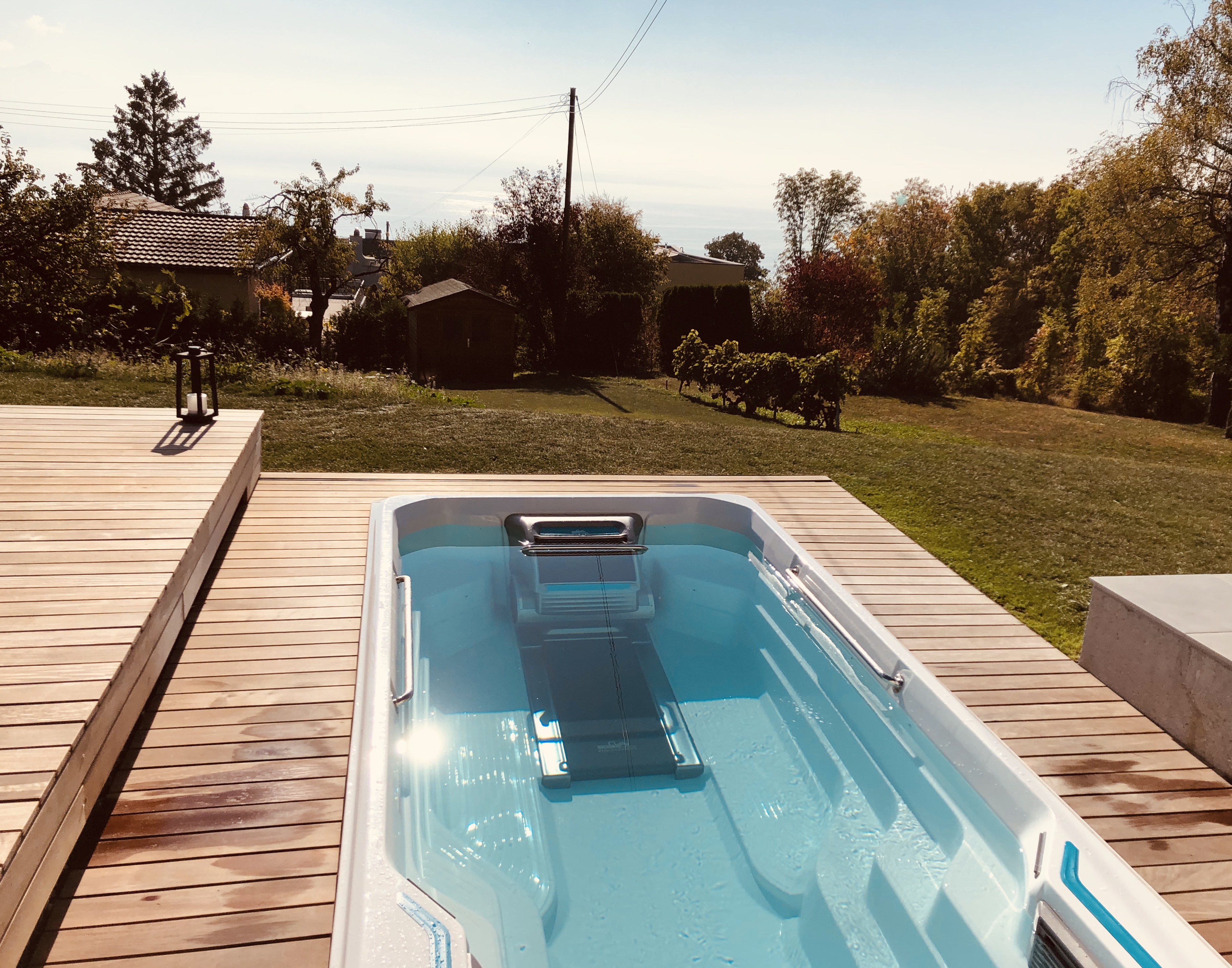 Spa de nage avec tapis aquatique et vue sur le lac Léman à Lutry